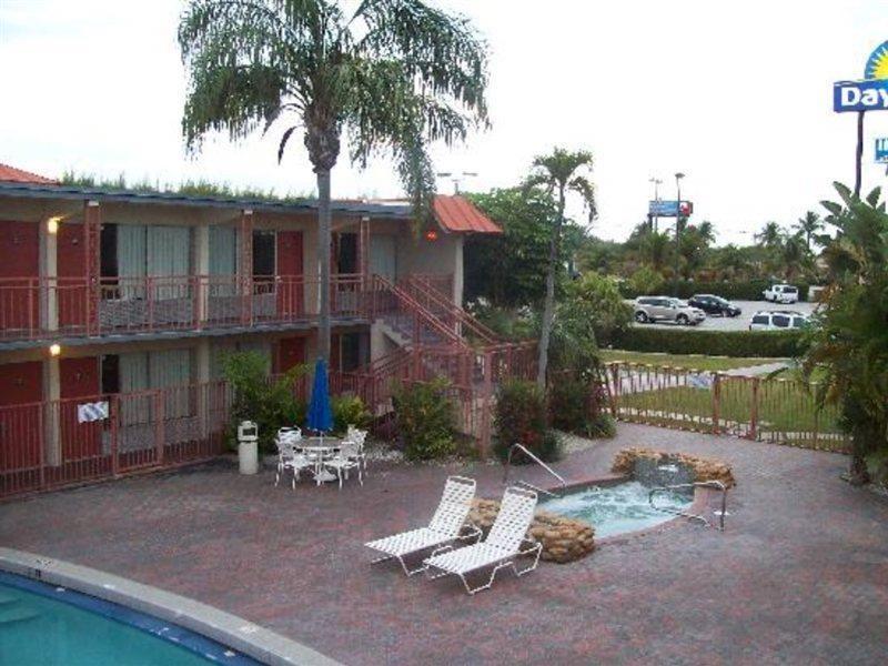 Days Inn By Wyndham West Palm Beach Extérieur photo