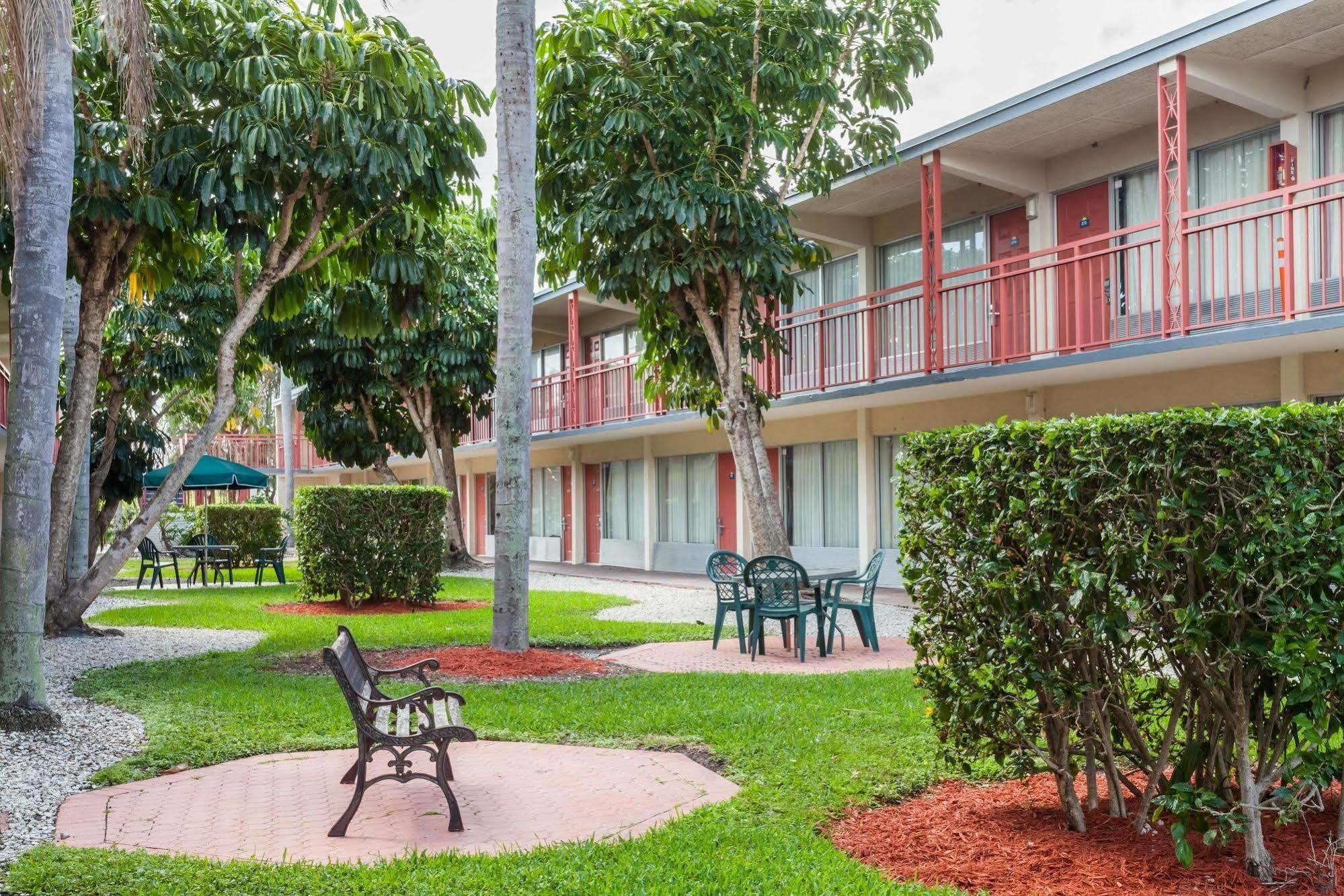 Days Inn By Wyndham West Palm Beach Extérieur photo