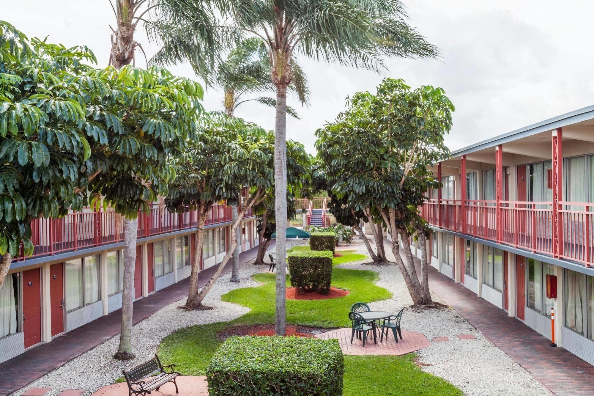 Days Inn By Wyndham West Palm Beach Extérieur photo