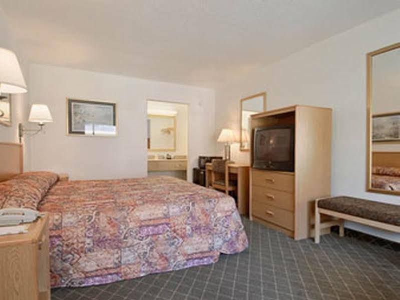 Days Inn By Wyndham West Palm Beach Extérieur photo