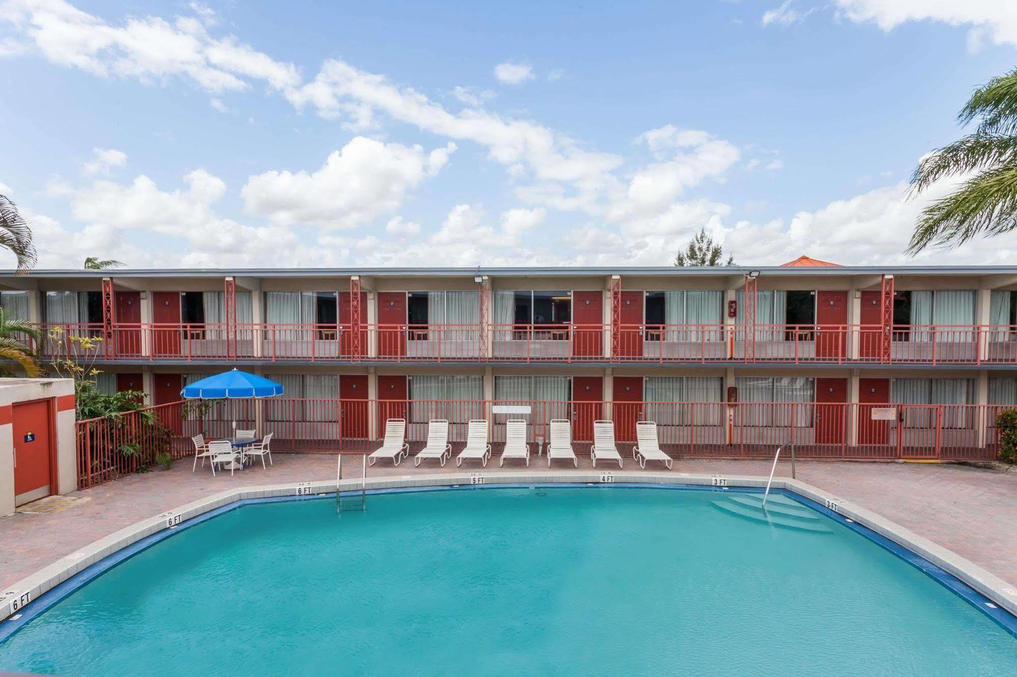 Days Inn By Wyndham West Palm Beach Extérieur photo