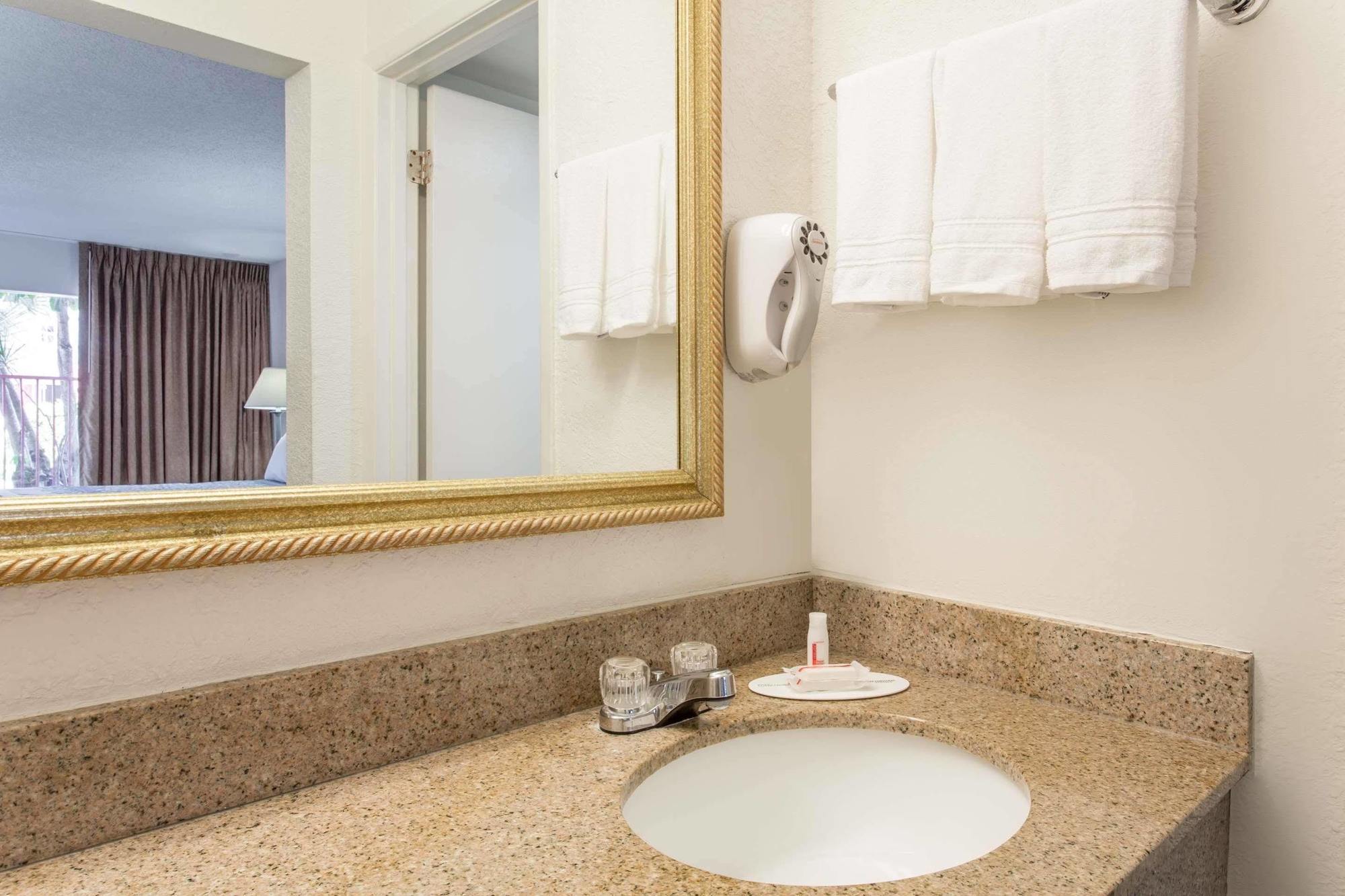 Days Inn By Wyndham West Palm Beach Extérieur photo