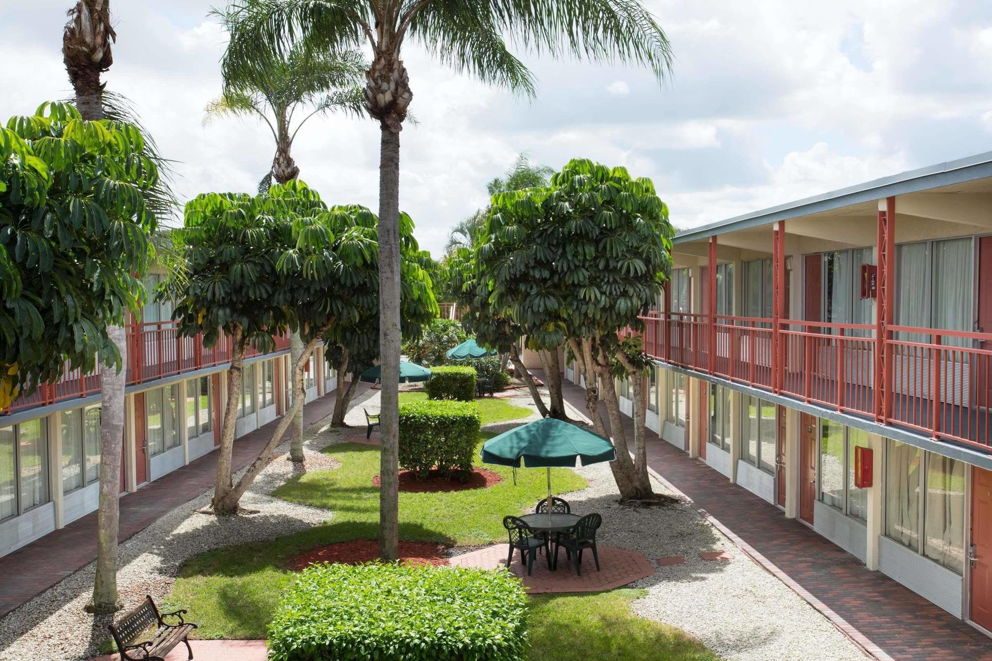 Days Inn By Wyndham West Palm Beach Extérieur photo