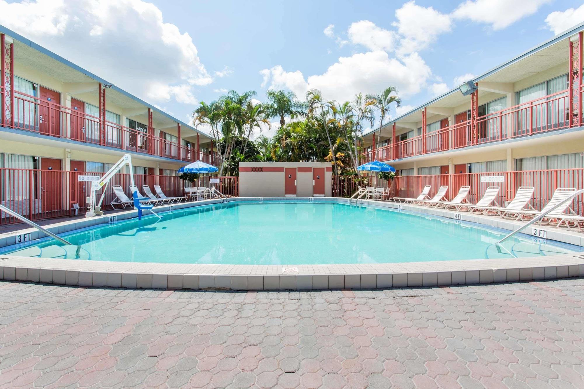 Days Inn By Wyndham West Palm Beach Extérieur photo
